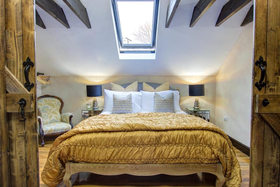 Unique Cottage The Old Stables Pembrokeshire Sleeps 8 - Welsh Tourist Board Award 5 Stars Vacation rental in Wales