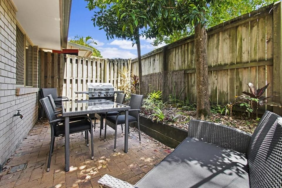 Townhouse Holiday: close walk to beach & shops Apartment in Coolum Beach