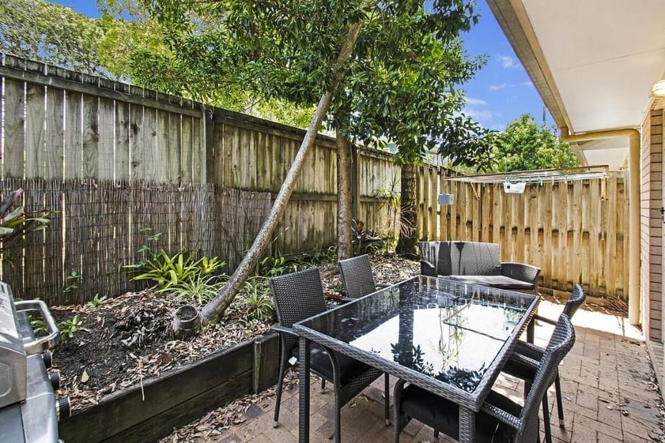 Townhouse Holiday: close walk to beach & shops Apartment in Coolum Beach