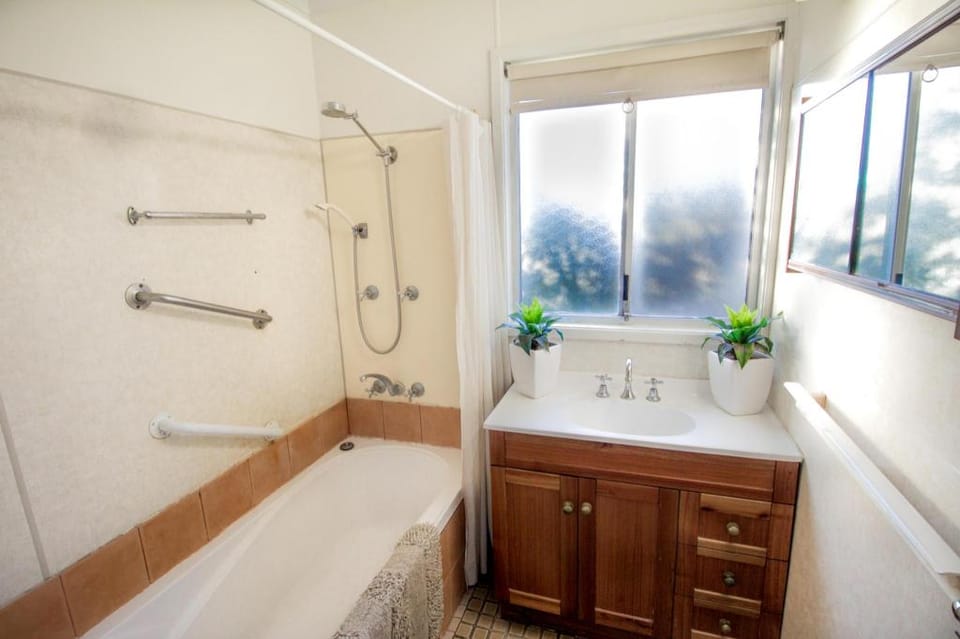 Cottage plus Caravan Stay close to CBD Vacation rental in New South Wales