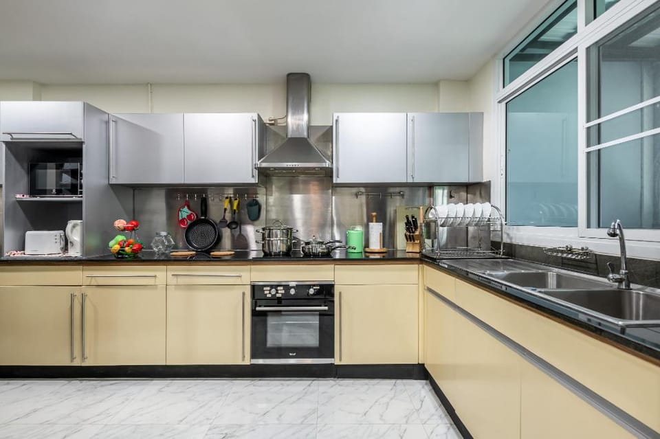 At FOUR _6 Bed_CITY CENTER_Nana BTS_ MBK_ Siam  Vacation rental in Bangkok