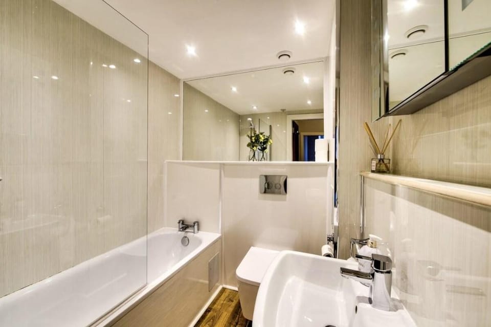 Stylish & Spacious 3 Bed Apt in West End Apartment in Glasgow