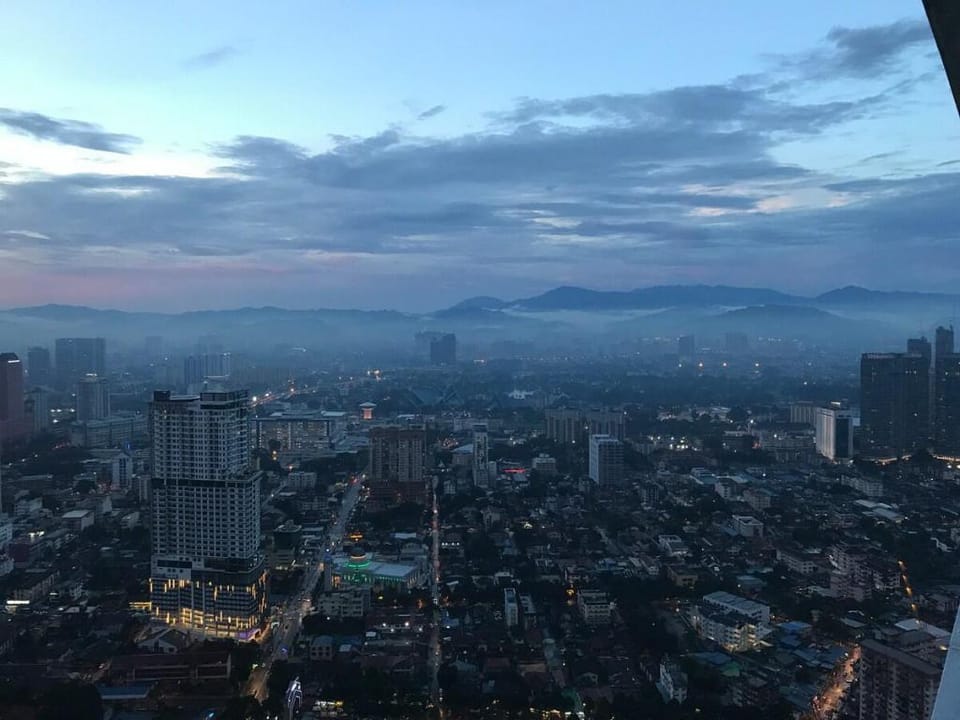 KL Elegant Romantic Sky Beauty阳光玻璃时尚屋 ～俯瞰高层吉隆坡塔夜景  Apartment in Federal Territory of Kuala Lumpur