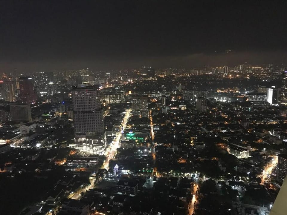 KL Elegant Romantic Sky Beauty阳光玻璃时尚屋 ～俯瞰高层吉隆坡塔夜景  Apartment in Federal Territory of Kuala Lumpur