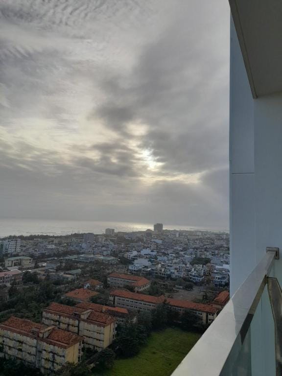 Căn phòng có đầy đủ tiện nghi, ban công view biển  Apartment in Vietnam