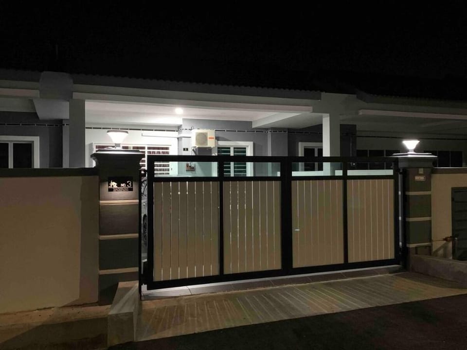 cheerful 3 bedroom with free parking Vacation rental in Johor
