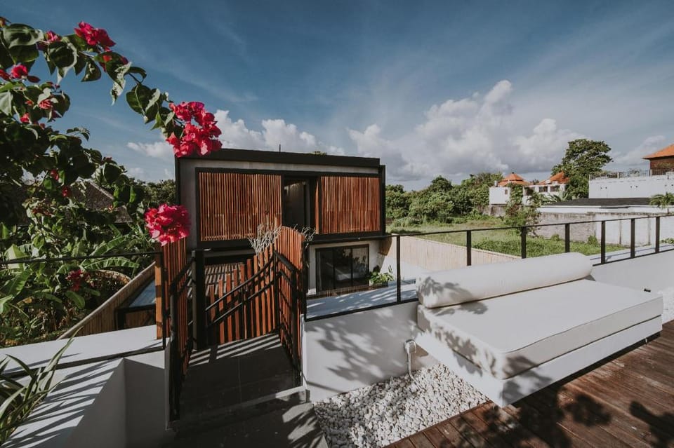LUXURY 4 BR VILLA 5 MIN WALK BERAWA BEACH CANGGU Villa in North Kuta