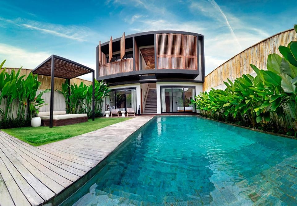 LUXURY 4 BR VILLA 5 MIN WALK BERAWA BEACH CANGGU Villa in North Kuta
