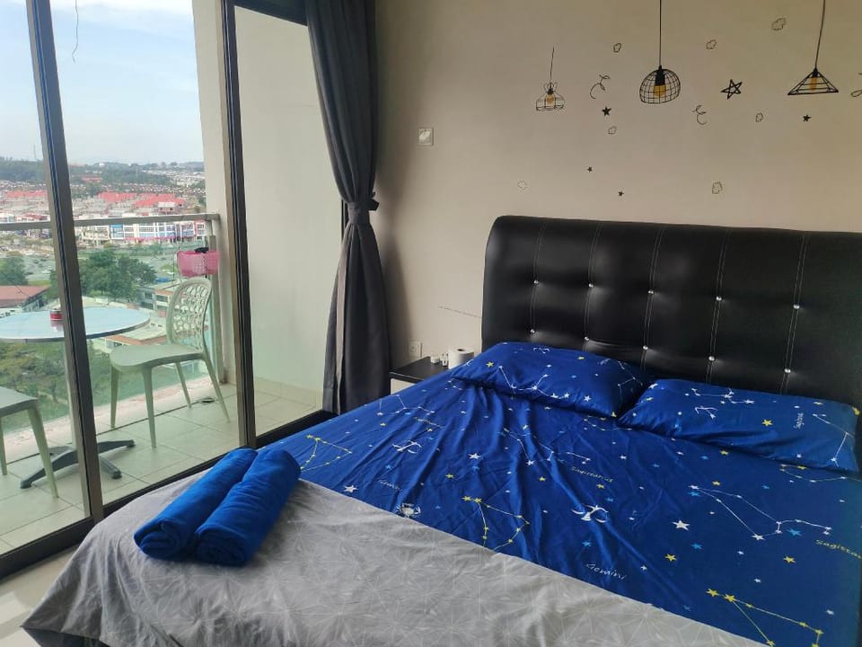 Palazio Austin Lake View New Reno High Floor 4ppls Apartment in Johor Bahru