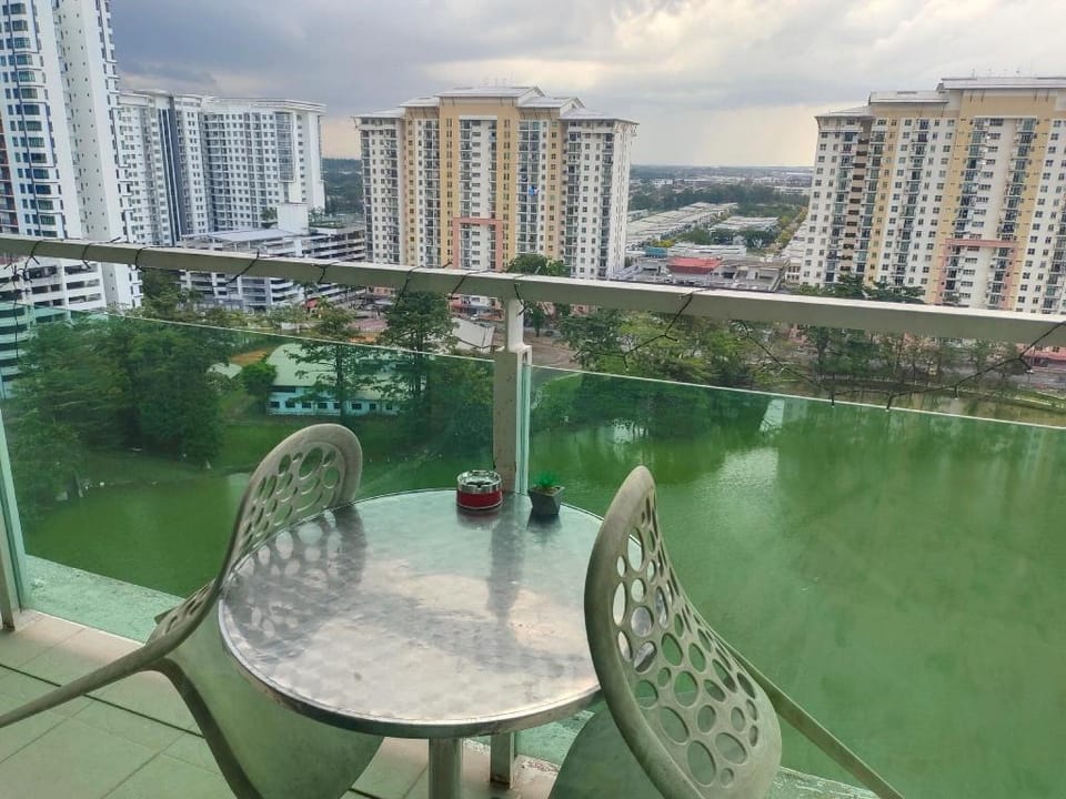 Palazio Austin Lake View New Reno High Floor 4ppls Apartment in Johor Bahru
