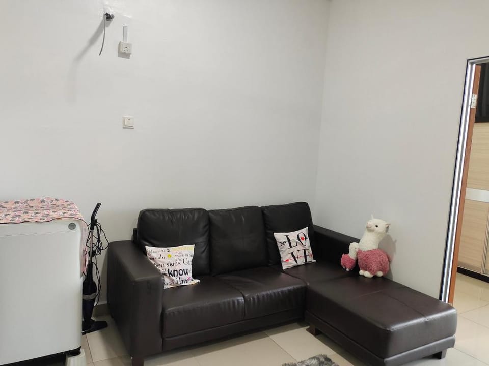 Palazio Austin Lake View New Reno High Floor 4ppls Apartment in Johor Bahru