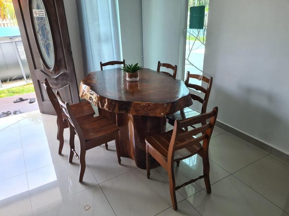 Cheerful 5-Bedroom Family Bungalow with Pool Vacation rental in Negeri Sembilan, Malaysia