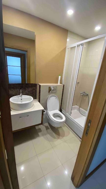 Uydukentin cazibe merkezinde. Yeni dekore edilmiş Apartment in Istanbul