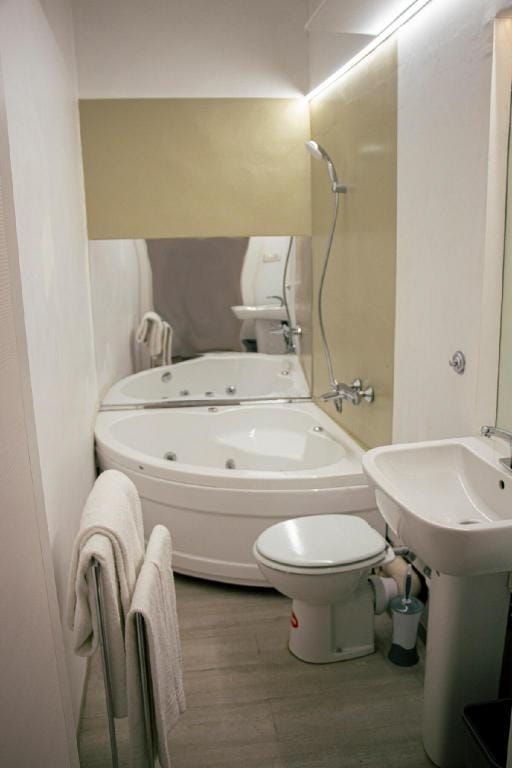 Orchidea - Silent Room on City Center Apartment in Florence