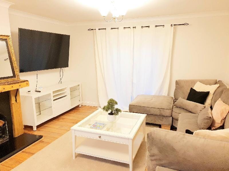 Spacious 3bed Property With Parking Large Garden Vacation rental in England