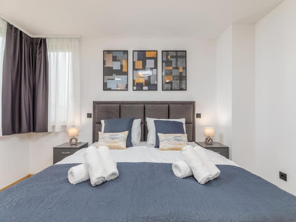Villa D - Pula, 3-bedrooms, sauna, fitness room, billiard, heated pool Vacation rental in Pula