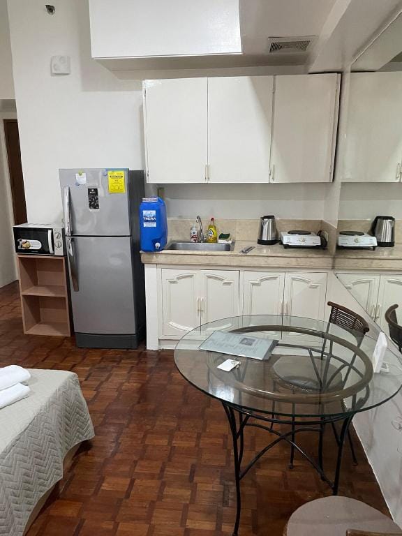 Lovely 1 bedroom condo Across Greenbelt 5 Apartment in Pasay