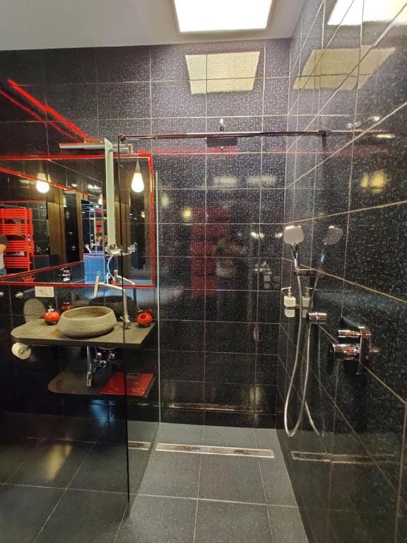 ROOM 21 - Rare Chromatherapy Relaxation Gem! Apartment in Brasov