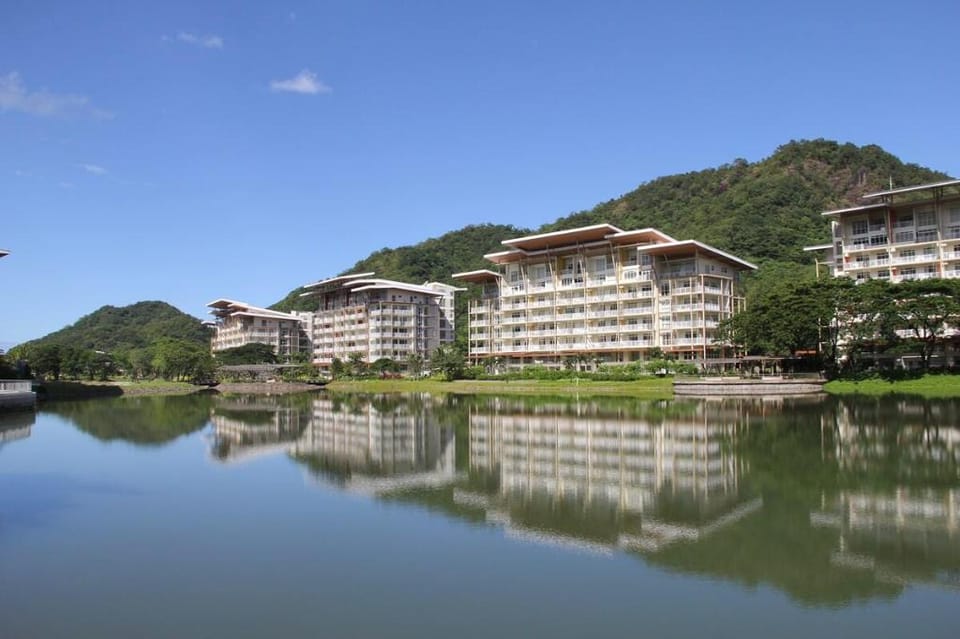 Deluxe family beach apartment at Pico de Loro Apartment in Nasugbu