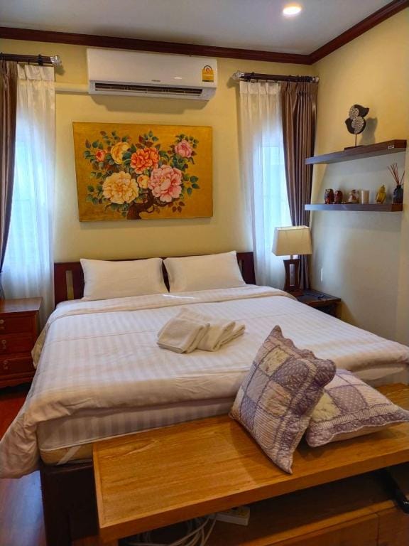 Yellow Cozy Townhouse Hua Hin  Vacation rental in Nong Kae
