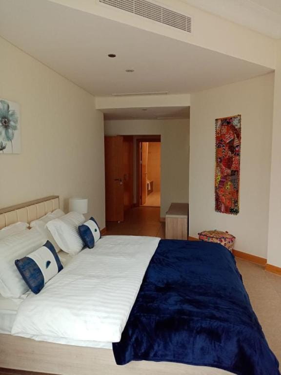 Lovely 2 BR spacious Palm apt Vacation rental in Dubai