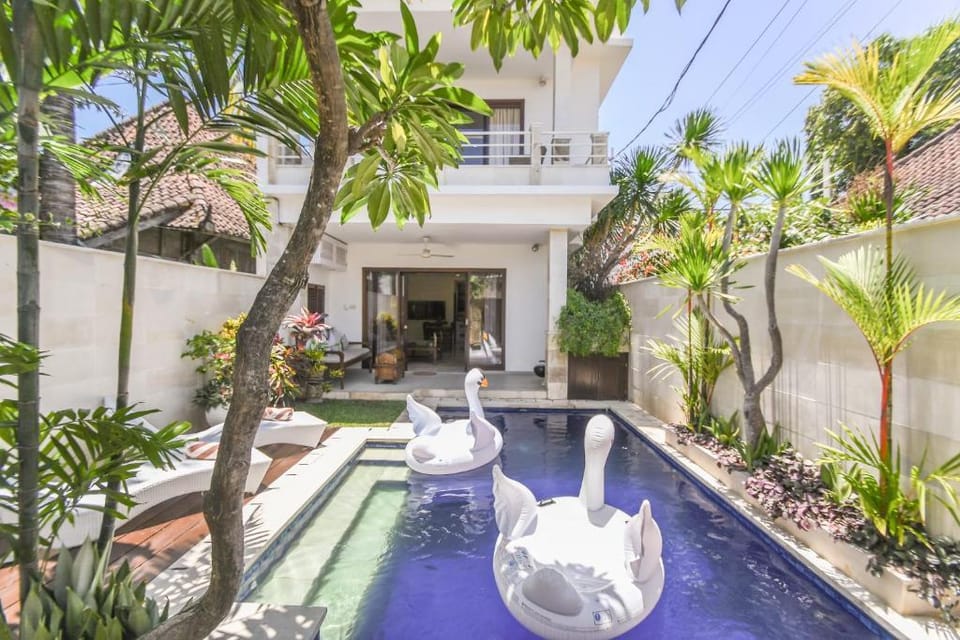 Four Bedroom in Seminyak Area Near by Beach Villa in Kuta
