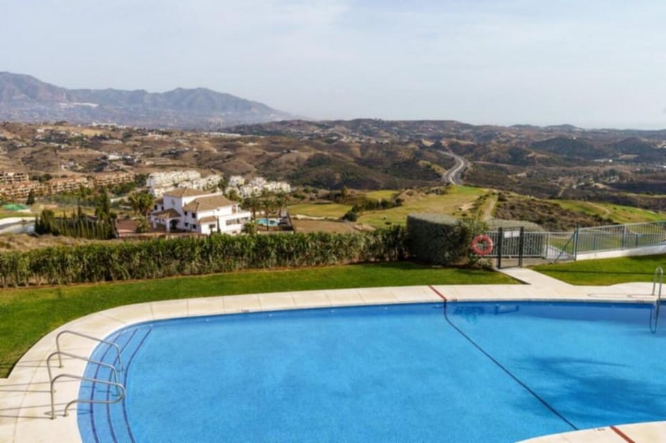 CT 130 - Los Cortijos - Golf & Sea Apartment in Sitio de Calahonda