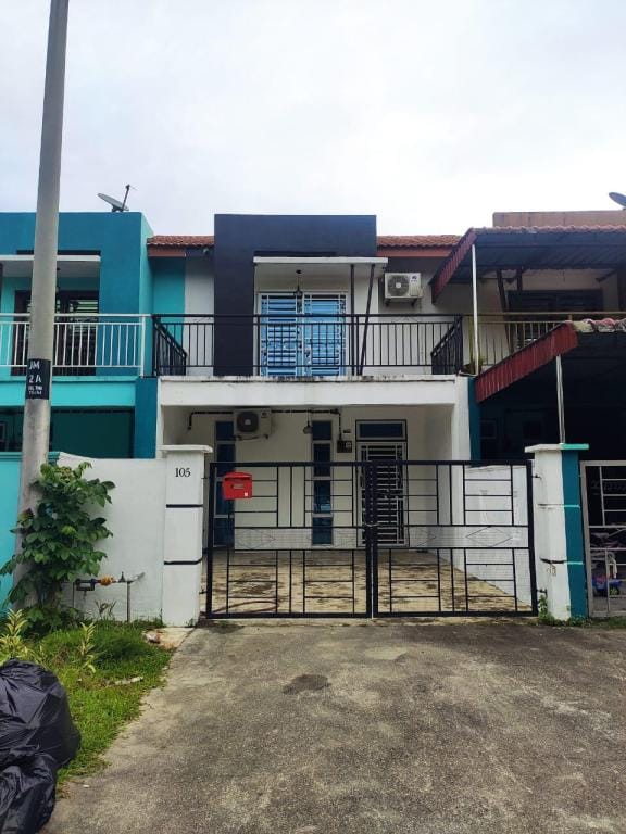 Rumah teres 2 tingkat & 3 bilik Vacation rental in Johor