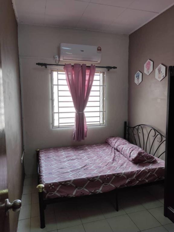 Rumah teres 2 tingkat & 3 bilik Vacation rental in Johor