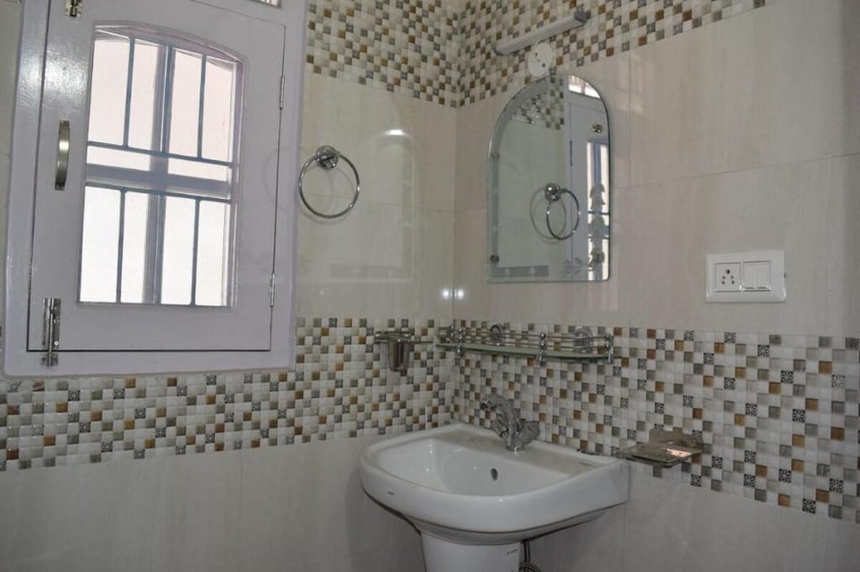 Bedroom with attached washroom & balcony Vacation rental in Shimla