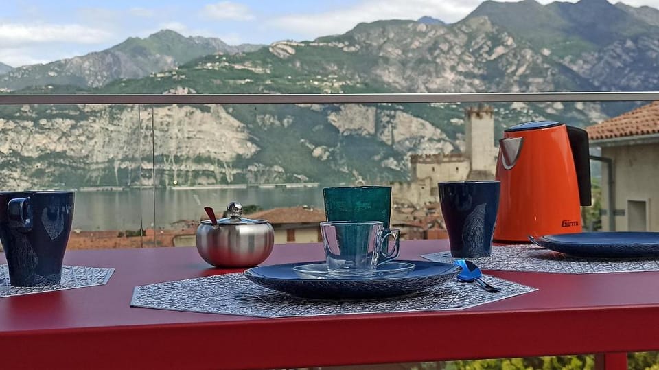 Blue Sky Garda Sunset Apartment in Malcesine