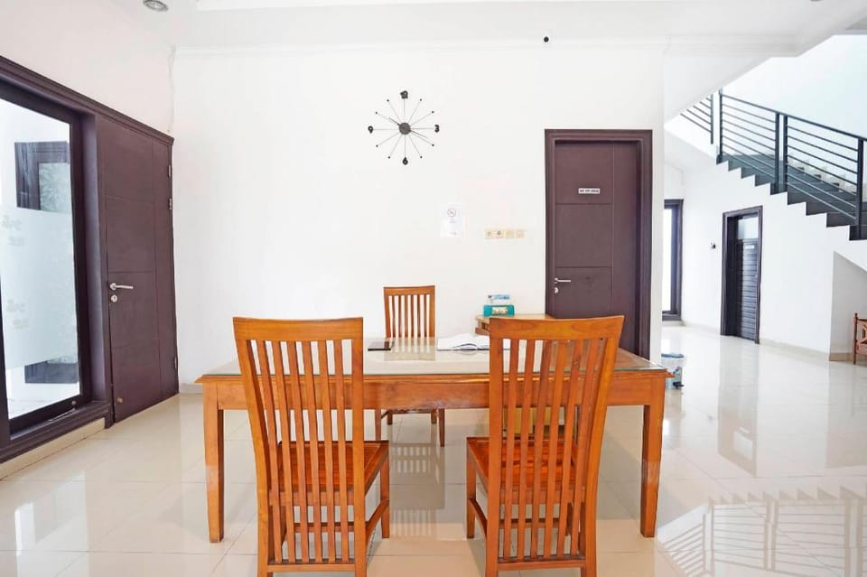 OYO 91194 Manyar Residence Syariah Hotel in Surabaya