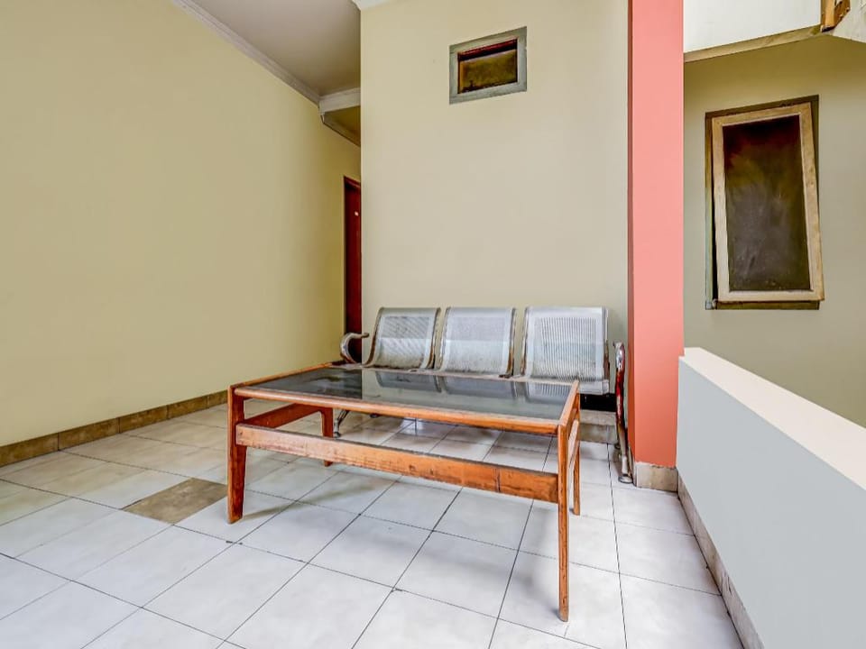 SPOT ON 91186 Losmen Yanti Hotel in Bandung