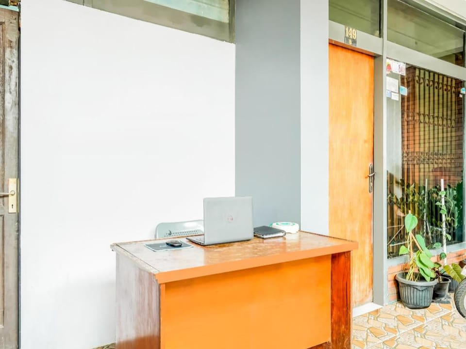 SPOT ON 91186 Losmen Yanti Hotel in Bandung