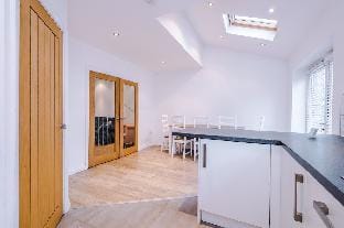 Lovely 3BR Home + Great location + Parking Vacation rental in Salford