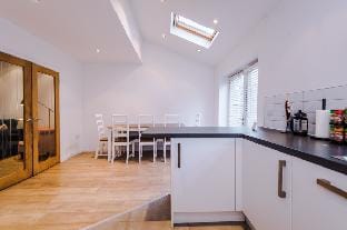 Lovely 3BR Home + Great location + Parking Vacation rental in Salford
