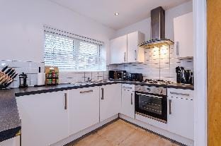 Lovely 3BR Home + Great location + Parking Vacation rental in Salford