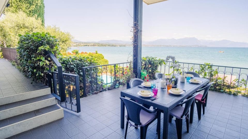 Villa Patrizia Lake View - Italian Homing Apartment in Desenzano del Garda
