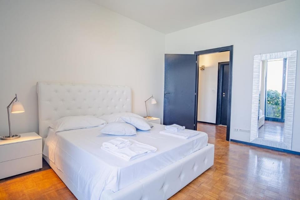 Villa Patrizia Lake View - Italian Homing Apartment in Desenzano del Garda