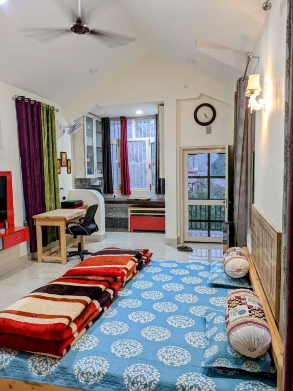 Riveria Hills kasauli. Pool party, Bonfire ,Trek Villa in Himachal Pradesh