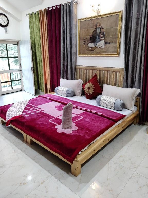 Riveria Hills kasauli. Pool party, Bonfire ,Trek Villa in Himachal Pradesh