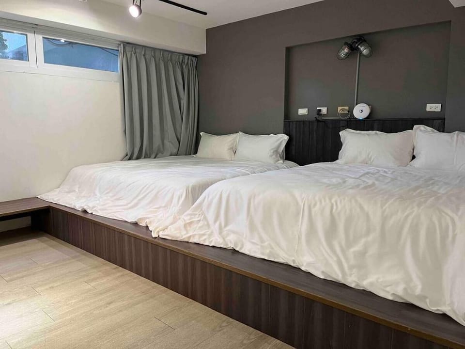 back mountain and cat【後山與貓】萊恩｜朋友相聚美好的加大床四人房｜寵物友善｜ Vacation rental in Taiwan, Province of China