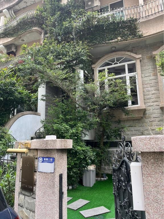 back mountain and cat【後山與貓】萊恩｜朋友相聚美好的加大床四人房｜寵物友善｜ Vacation rental in Taiwan, Province of China