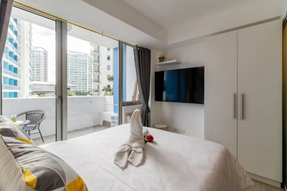 Majestic and Pure of Heart 1BR Suite @Azure Apartment in Paranaque
