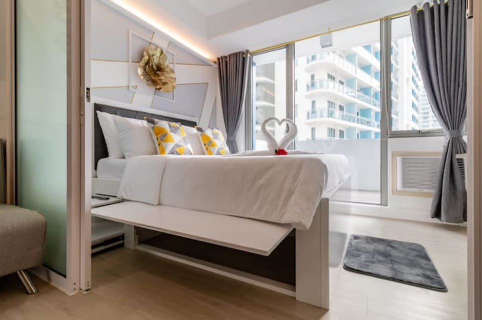 Majestic and Pure of Heart 1BR Suite @Azure Apartment in Paranaque