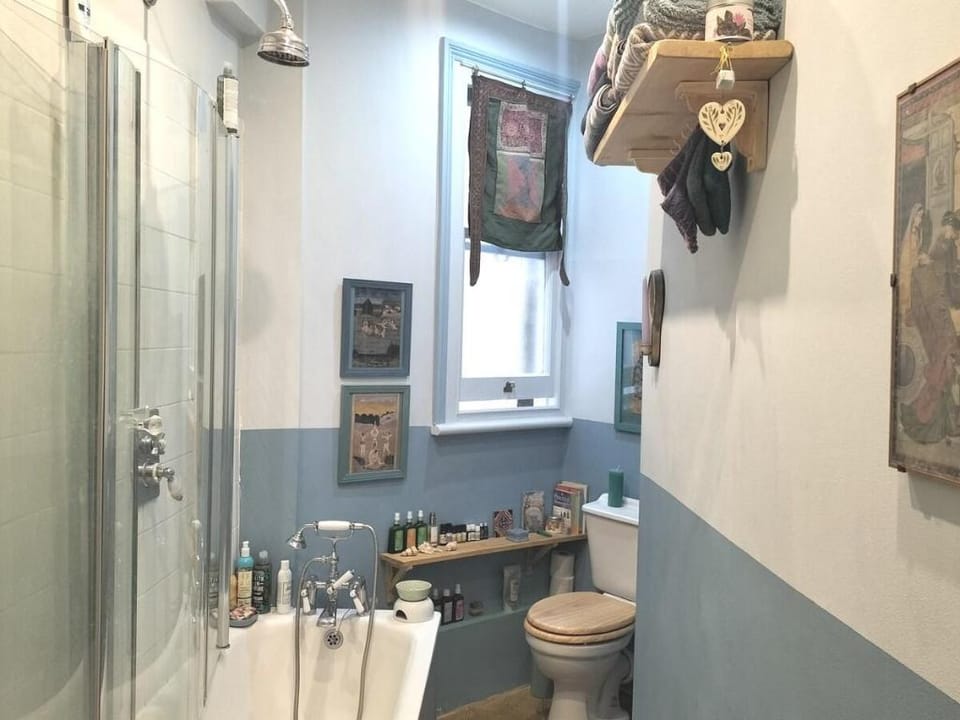 Charming Bright Highgate with balcony Apartment in London Borough of Islington