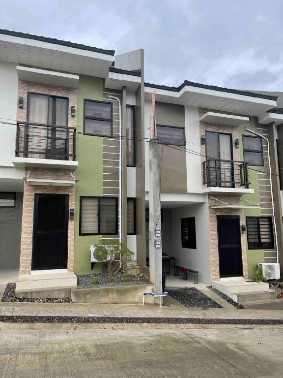 Cheerful 4 Bedroom Townhouse good for tourists Vacation rental in Cebu City