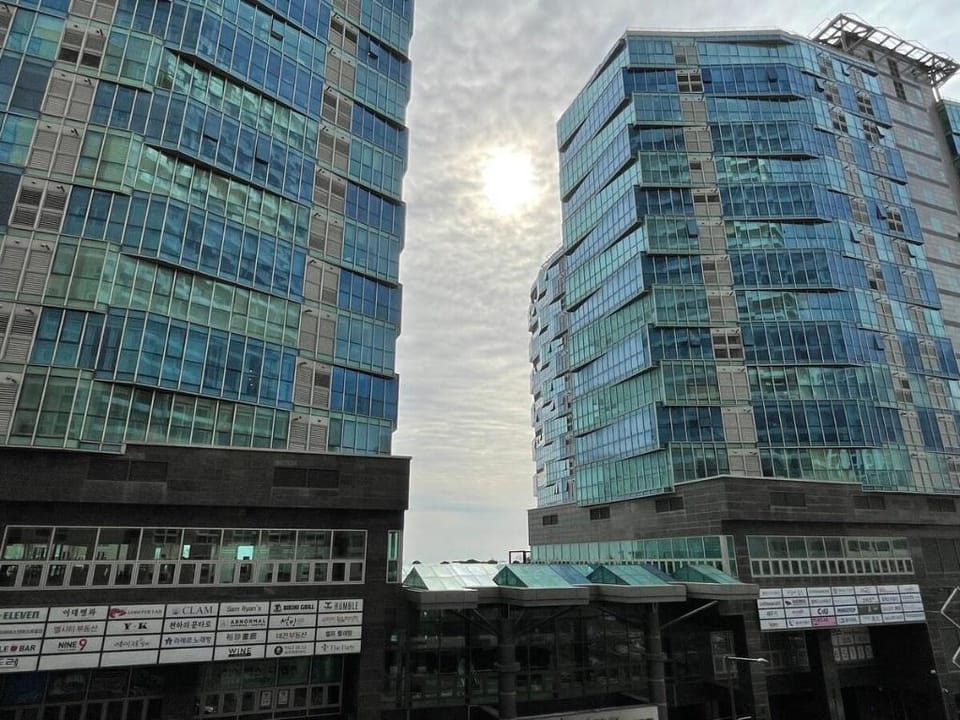 Comfy #오션뷰#넷플릭스#해운대비치가바로앞#더베이101#가족연인친구출장 Apartment in Busan