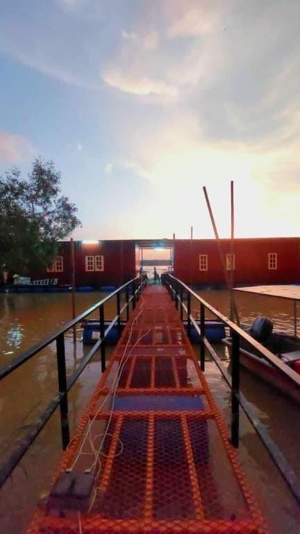 OYO Home 90515 Rin Rakit Water Hut Hotel in Perak Tengah District