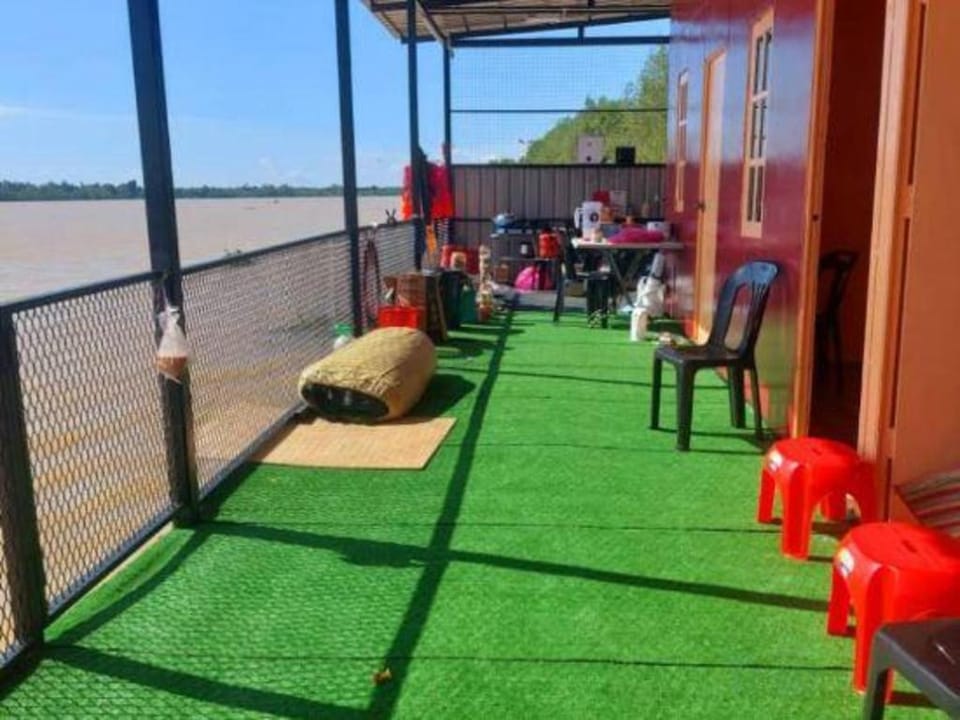 OYO Home 90515 Rin Rakit Water Hut Hotel in Perak Tengah District